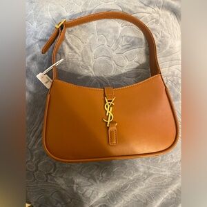 Fashion Elegant Tan Leather ParisLe 5 a 7 Mono Antique Gold Shoulder Bag